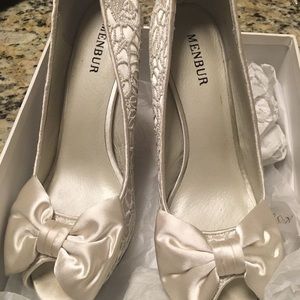 Menbur ivory open toed high heels